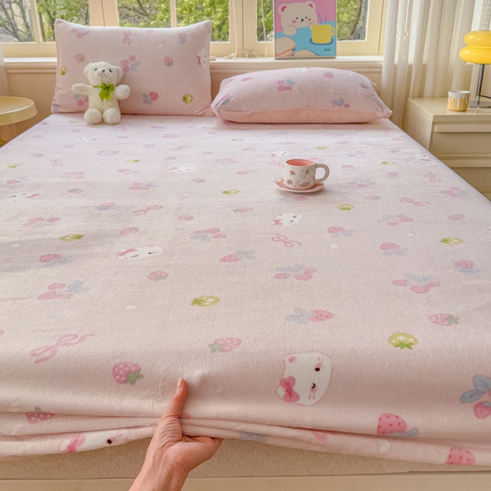 91家纺网 家纺一手货源 找家纺 梦舒阳家纺 2026新品牛奶绒单床笠单被套床笠三件套软fufu牛奶绒单品 草莓猫咪【绒床笠】