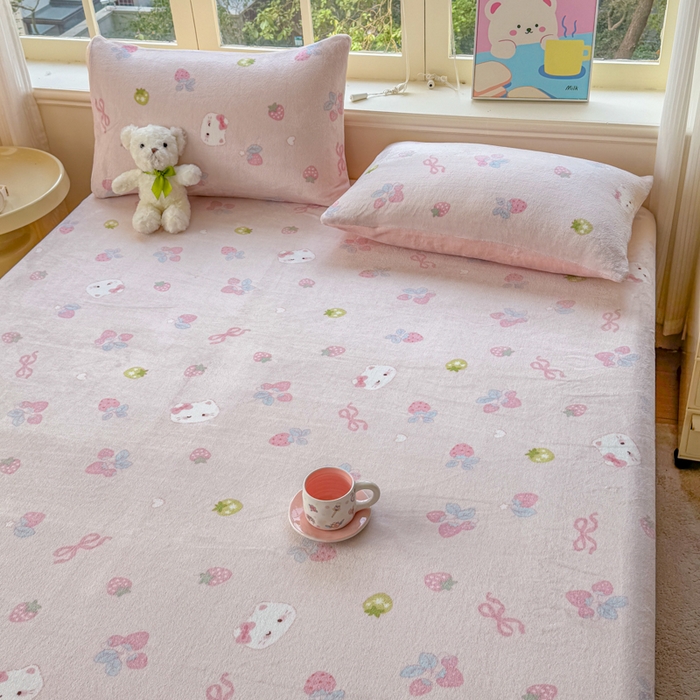 91家纺网 家纺一手货源 找家纺 梦舒阳家纺 2026新品牛奶绒单床笠单被套床笠三件套软fufu牛奶绒单品 草莓猫咪【绒床笠】