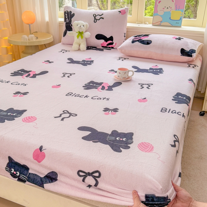 91家纺网 家纺一手货源 找家纺 梦舒阳家纺 2026新品牛奶绒单床笠单被套床笠三件套软fufu牛奶绒单品 炫酷猫咪【绒床笠】