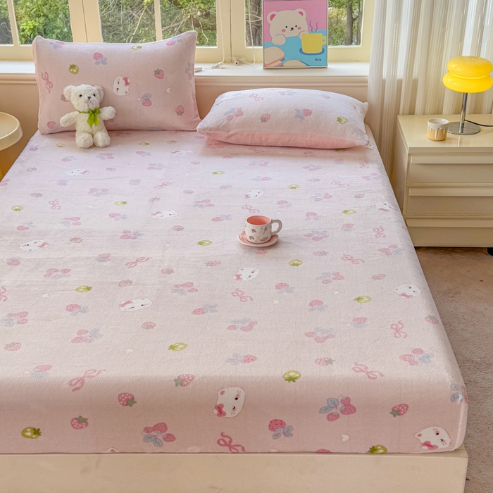 91家纺网 家纺一手货源 找家纺 梦舒阳家纺 2026新品牛奶绒单床笠单被套床笠三件套软fufu牛奶绒单品 草莓猫咪【绒床笠】