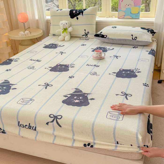 91家纺网 家纺一手货源 找家纺 梦舒阳家纺 2026新品牛奶绒单床笠单被套床笠三件套软fufu牛奶绒单品 煤球宝贝【绒床笠】