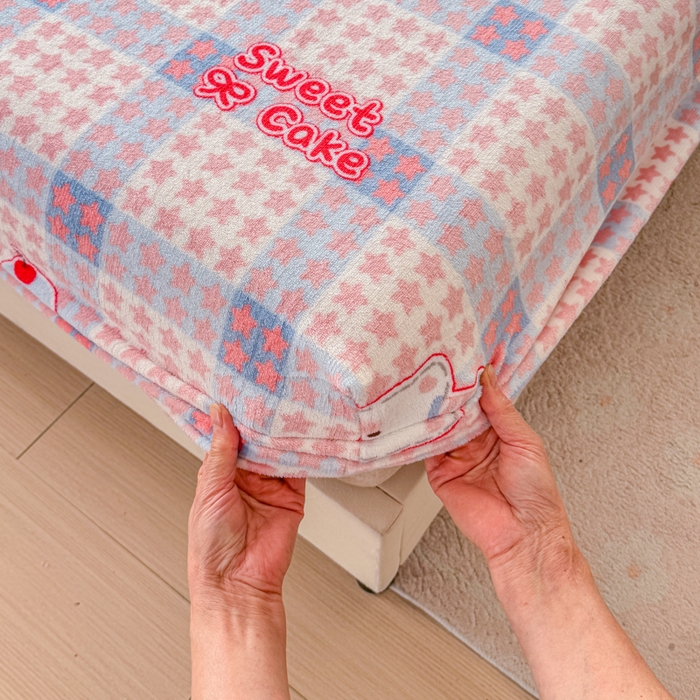 91家纺网 家纺一手货源 找家纺 梦舒阳家纺 2026新品牛奶绒单床笠单被套床笠三件套软fufu牛奶绒单品 蛋糕猫咪【绒床笠】