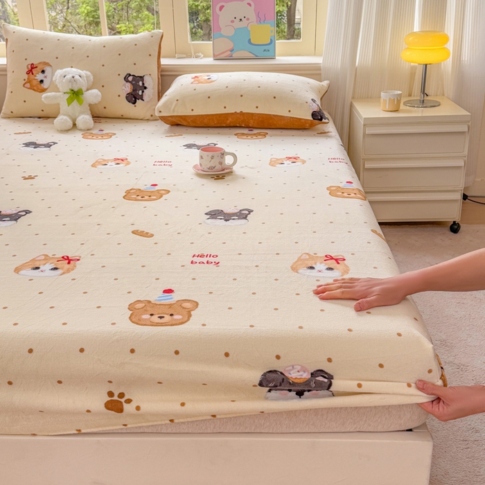 91家纺网 家纺一手货源 找家纺 梦舒阳家纺 2026新品牛奶绒单床笠单被套床笠三件套软fufu牛奶绒单品 咔咔小熊【绒床笠】