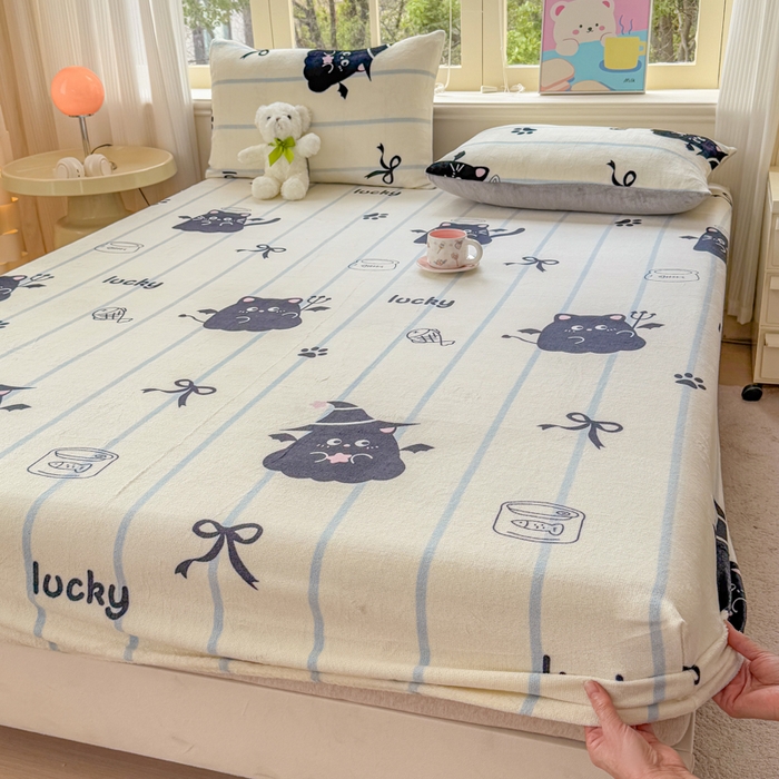 91家纺网 家纺一手货源 找家纺 梦舒阳家纺 2026新品牛奶绒单床笠单被套床笠三件套软fufu牛奶绒单品 煤球宝贝【绒床笠】