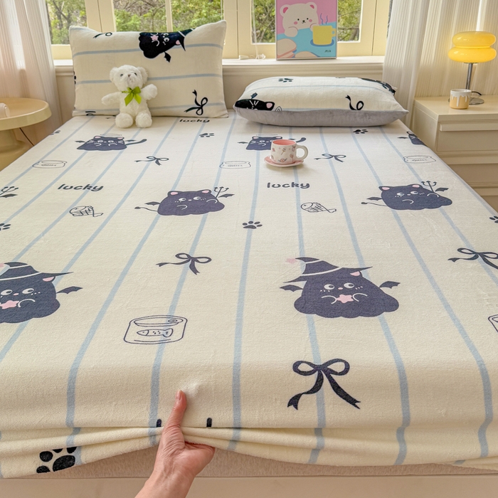 91家纺网 家纺一手货源 找家纺 梦舒阳家纺 2026新品牛奶绒单床笠单被套床笠三件套软fufu牛奶绒单品 煤球宝贝【绒床笠】