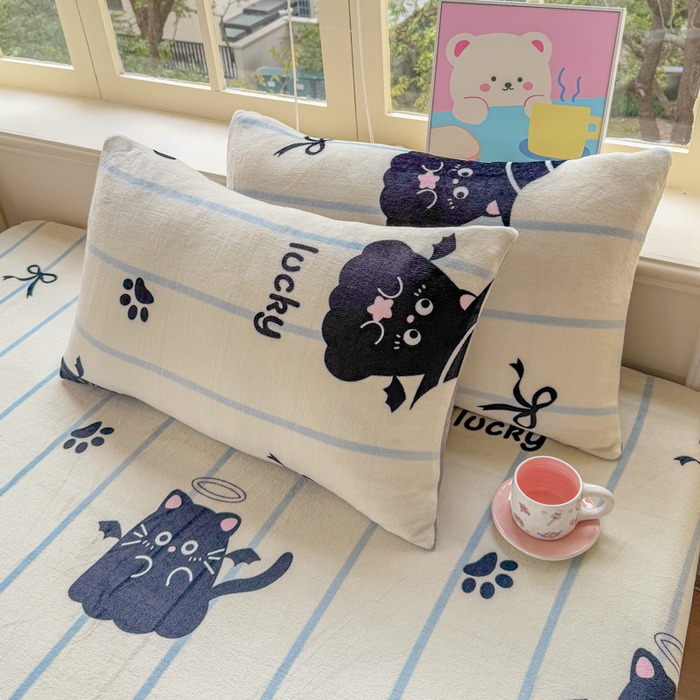 91家纺网 家纺一手货源 找家纺 梦舒阳家纺 2026新品牛奶绒单床笠单被套床笠三件套软fufu牛奶绒单品 煤球宝贝【绒床笠】