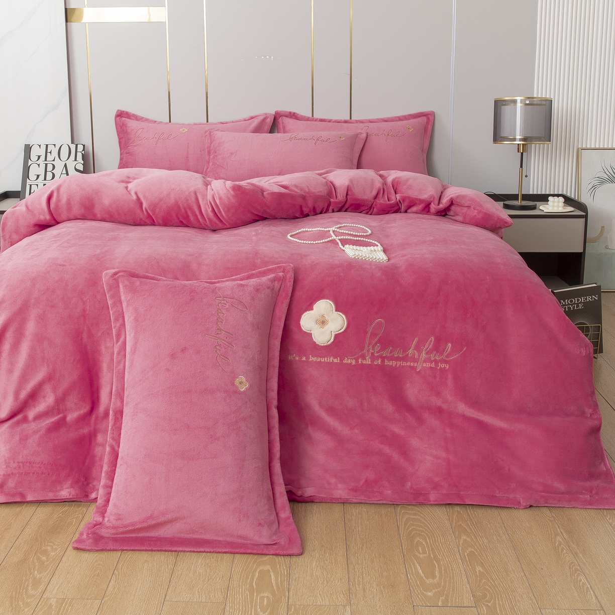 91家纺网 家纺一手货源 找家纺 （总）贝尔 2025新款纯色高克重牛奶绒刺绣四件套-幸运草