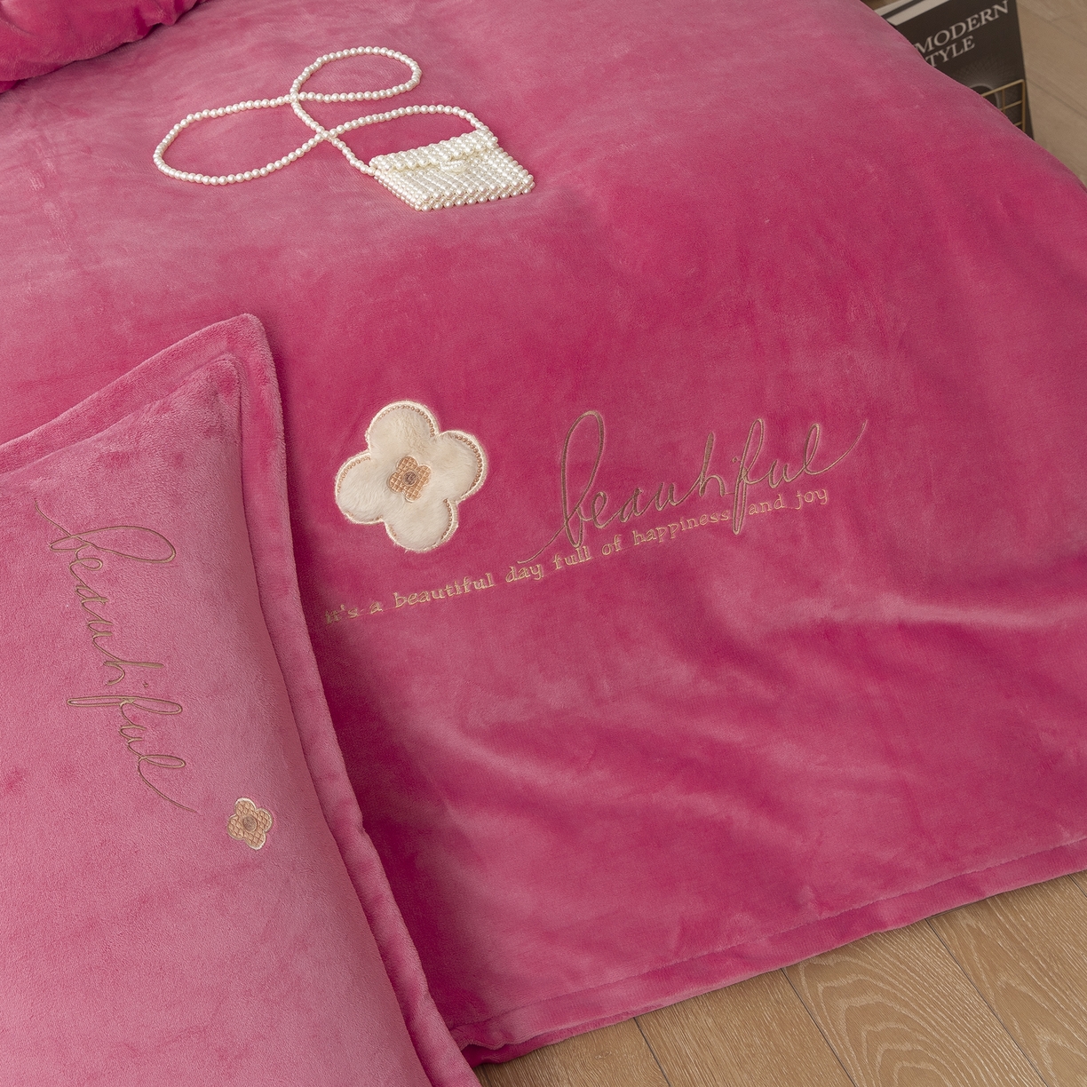 91家纺网 家纺一手货源 找家纺 （总）贝尔 2025新款纯色高克重牛奶绒刺绣四件套-幸运草