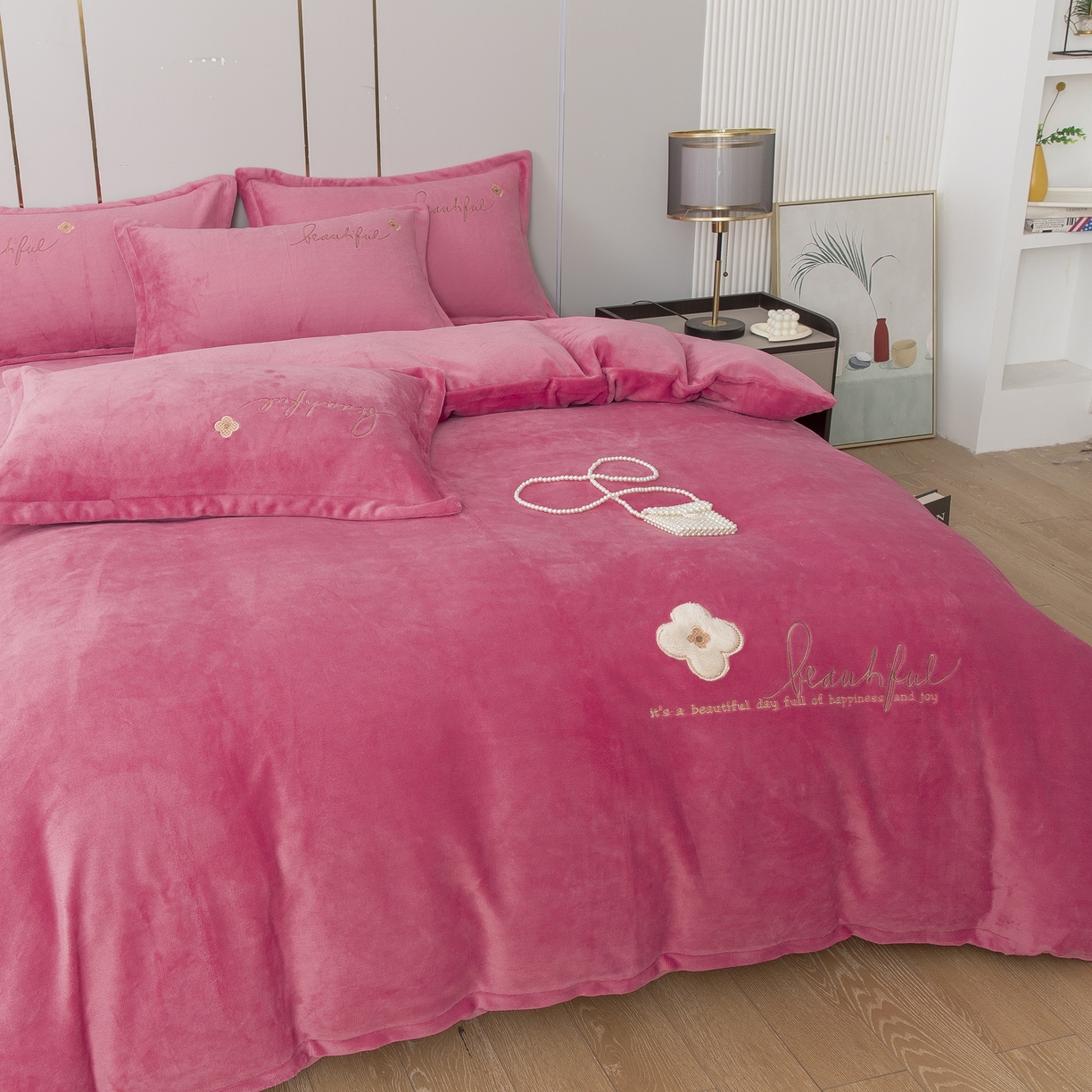 91家纺网 家纺一手货源 找家纺 （总）贝尔 2025新款纯色高克重牛奶绒刺绣四件套-幸运草