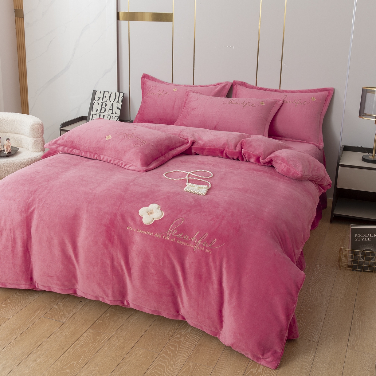 91家纺网 家纺一手货源 找家纺 贝尔 2025新款纯色高克重牛奶绒刺绣四件套-幸运草 幸运草-豆沙