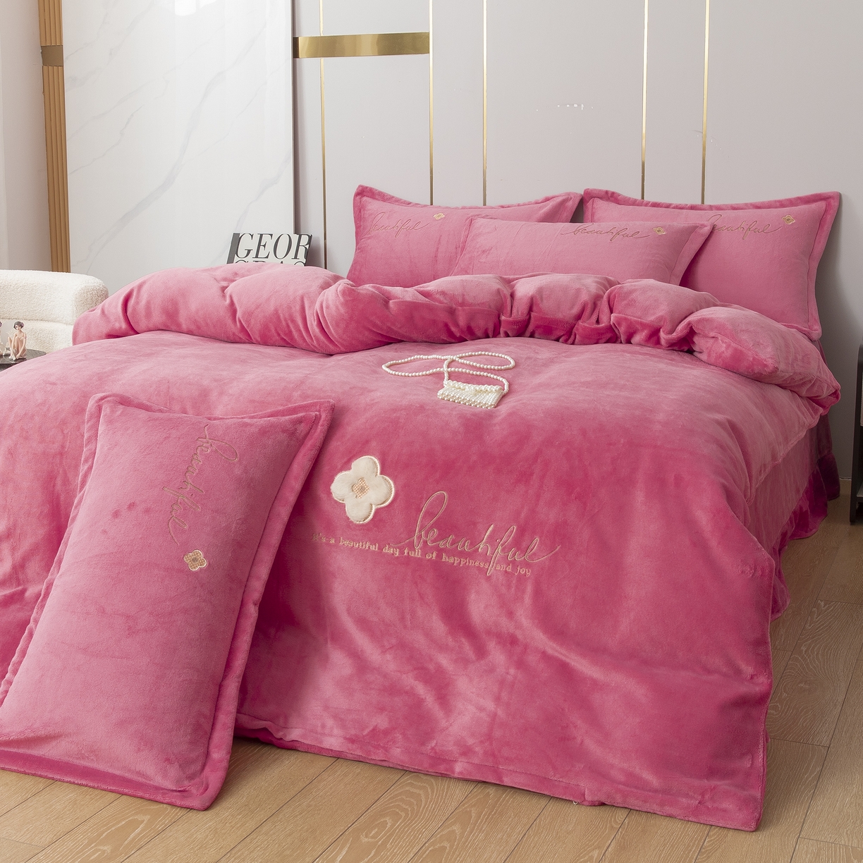 91家纺网 家纺一手货源 找家纺 贝尔 2025新款纯色高克重牛奶绒刺绣四件套-幸运草 幸运草-豆沙