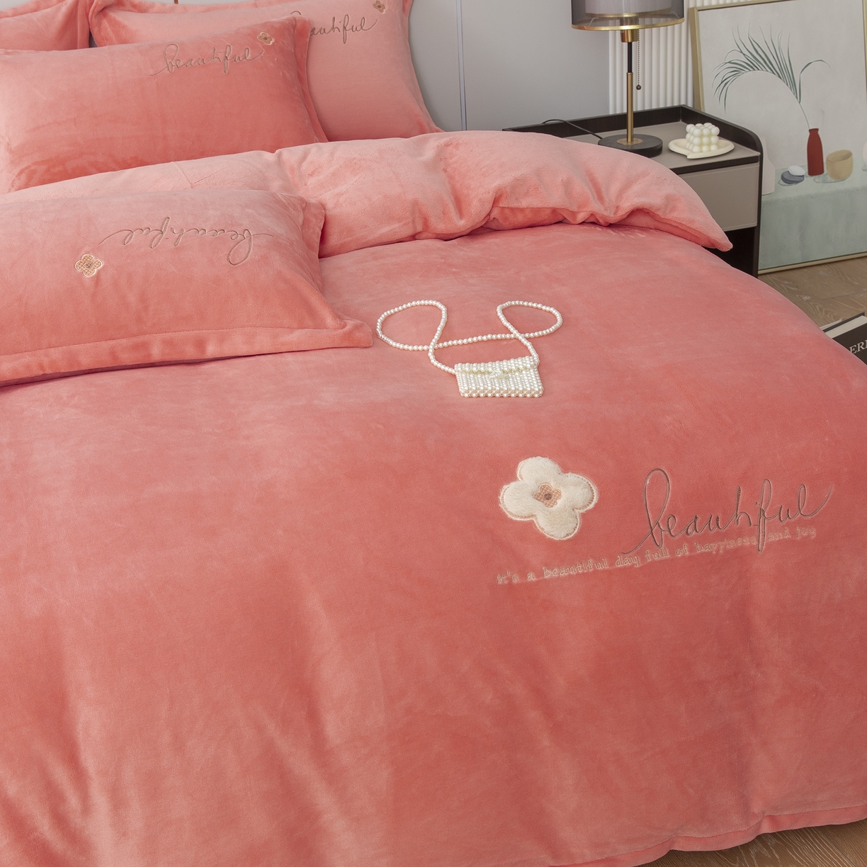 91家纺网 家纺一手货源 找家纺 贝尔 2025新款纯色高克重牛奶绒刺绣四件套-幸运草 幸运草-玉色