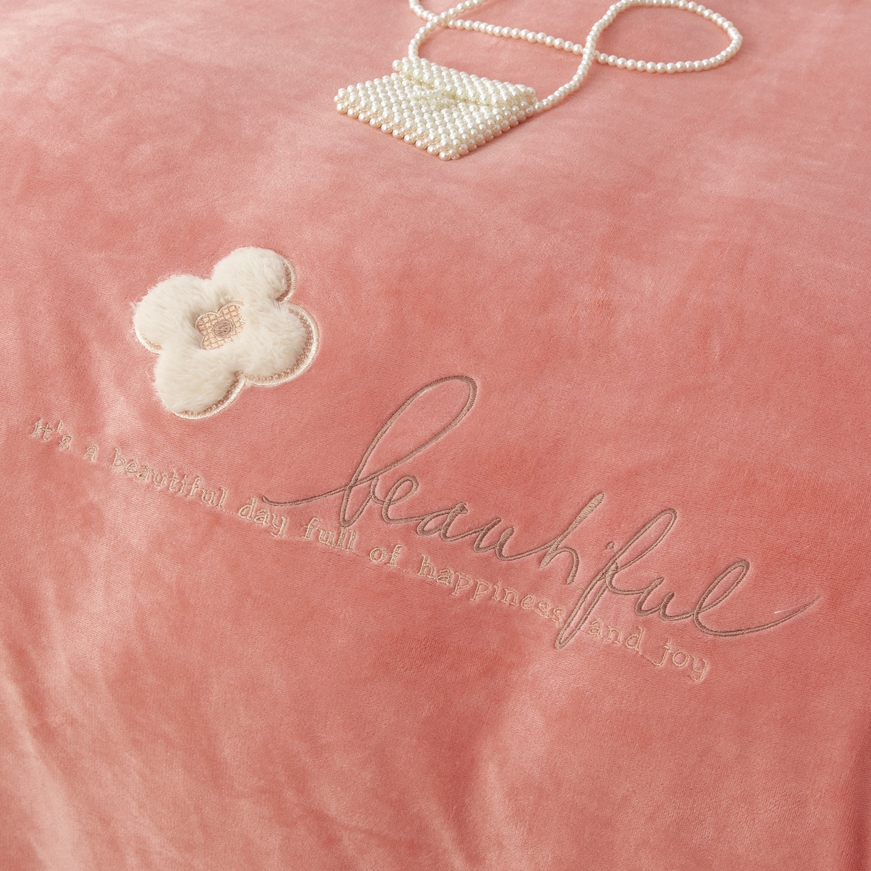 91家纺网 家纺一手货源 找家纺 贝尔 2025新款纯色高克重牛奶绒刺绣四件套-幸运草 幸运草-玉色