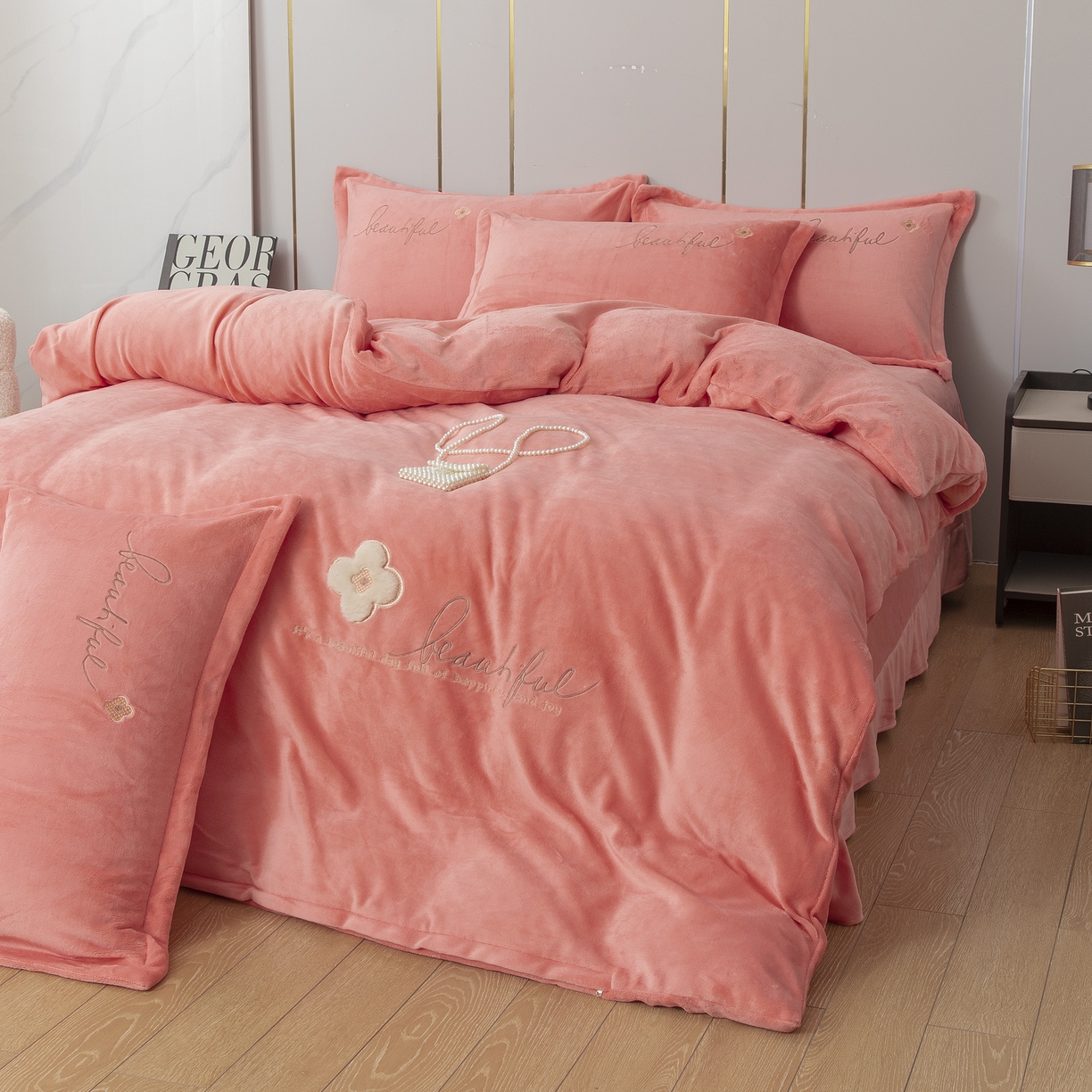 91家纺网 家纺一手货源 找家纺 贝尔 2025新款纯色高克重牛奶绒刺绣四件套-幸运草 幸运草-玉色