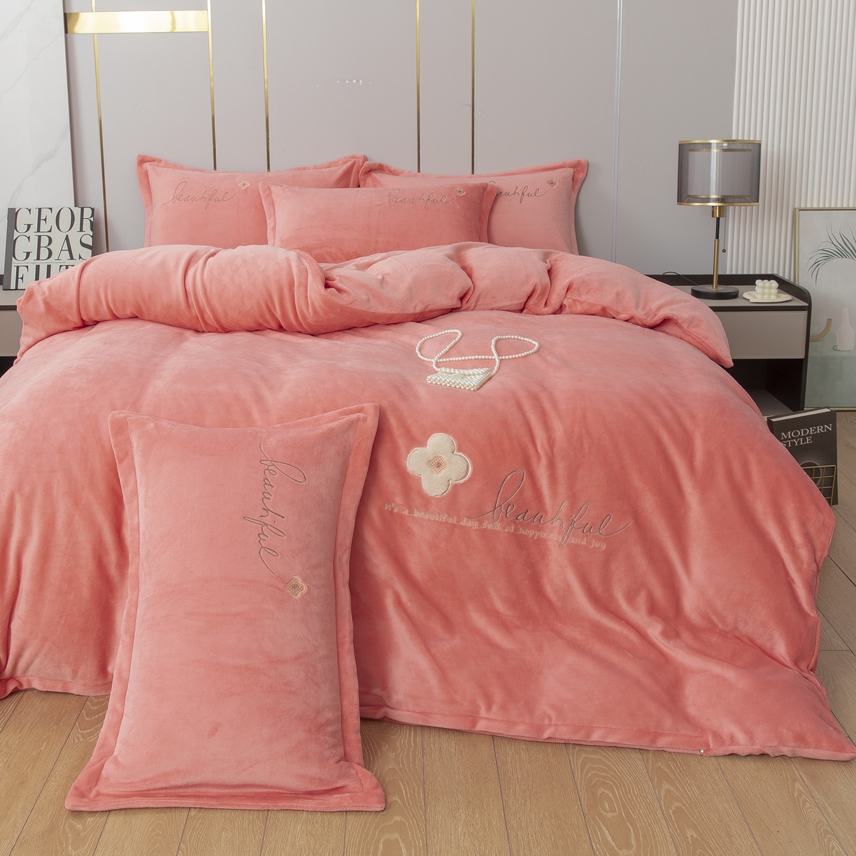 91家纺网 家纺一手货源 找家纺 贝尔 2025新款纯色高克重牛奶绒刺绣四件套-幸运草 幸运草-玉色