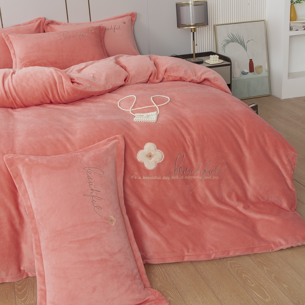 91家纺网 家纺一手货源 找家纺 贝尔 2025新款纯色高克重牛奶绒刺绣四件套-幸运草 幸运草-玉色