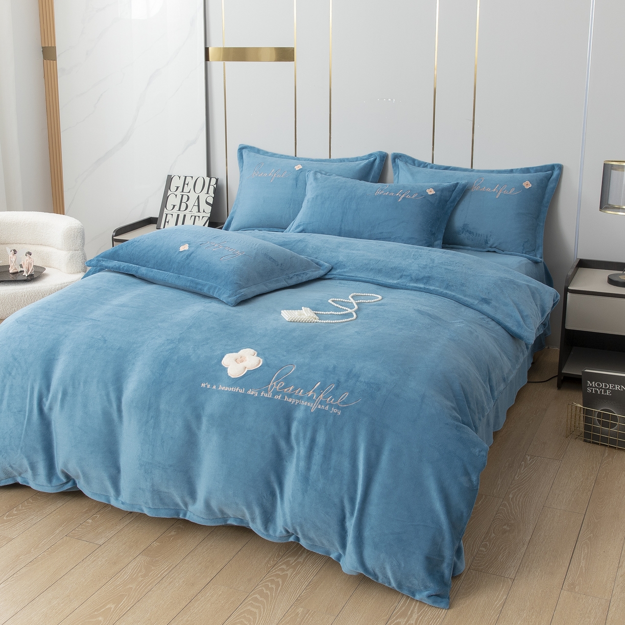 91家纺网 家纺一手货源 找家纺 贝尔 2025新款纯色高克重牛奶绒刺绣四件套-幸运草 幸运草-蓝色