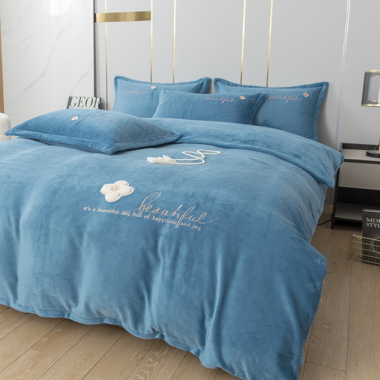 91家纺网 家纺一手货源 找家纺 贝尔 2025新款纯色高克重牛奶绒刺绣四件套-幸运草 幸运草-蓝色