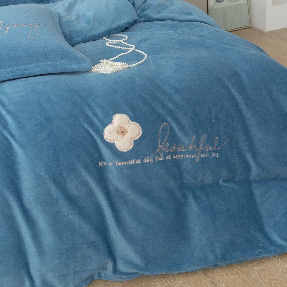 91家纺网 家纺一手货源 找家纺 贝尔 2025新款纯色高克重牛奶绒刺绣四件套-幸运草 幸运草-蓝色