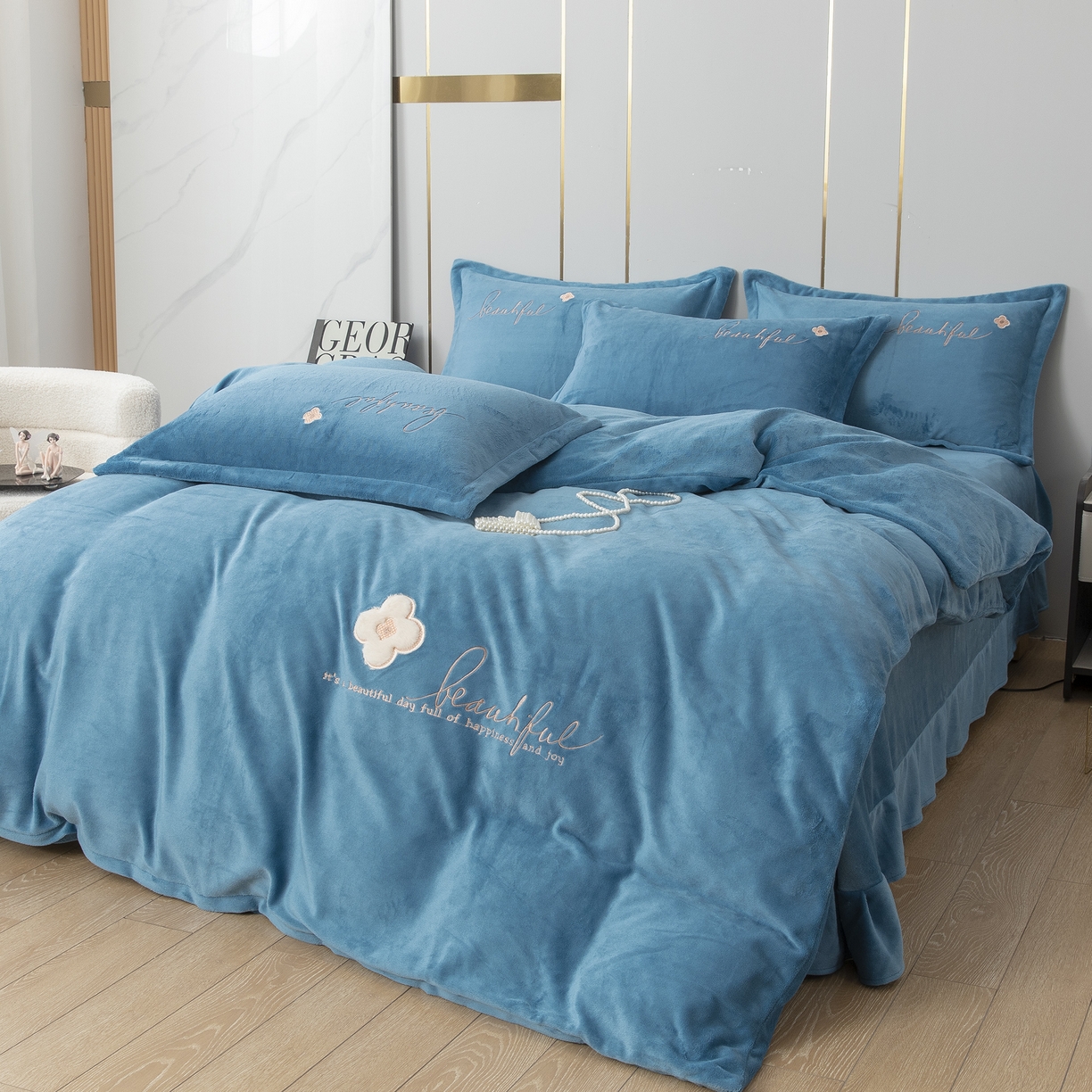 91家纺网 家纺一手货源 找家纺 贝尔 2025新款纯色高克重牛奶绒刺绣四件套-幸运草 幸运草-蓝色