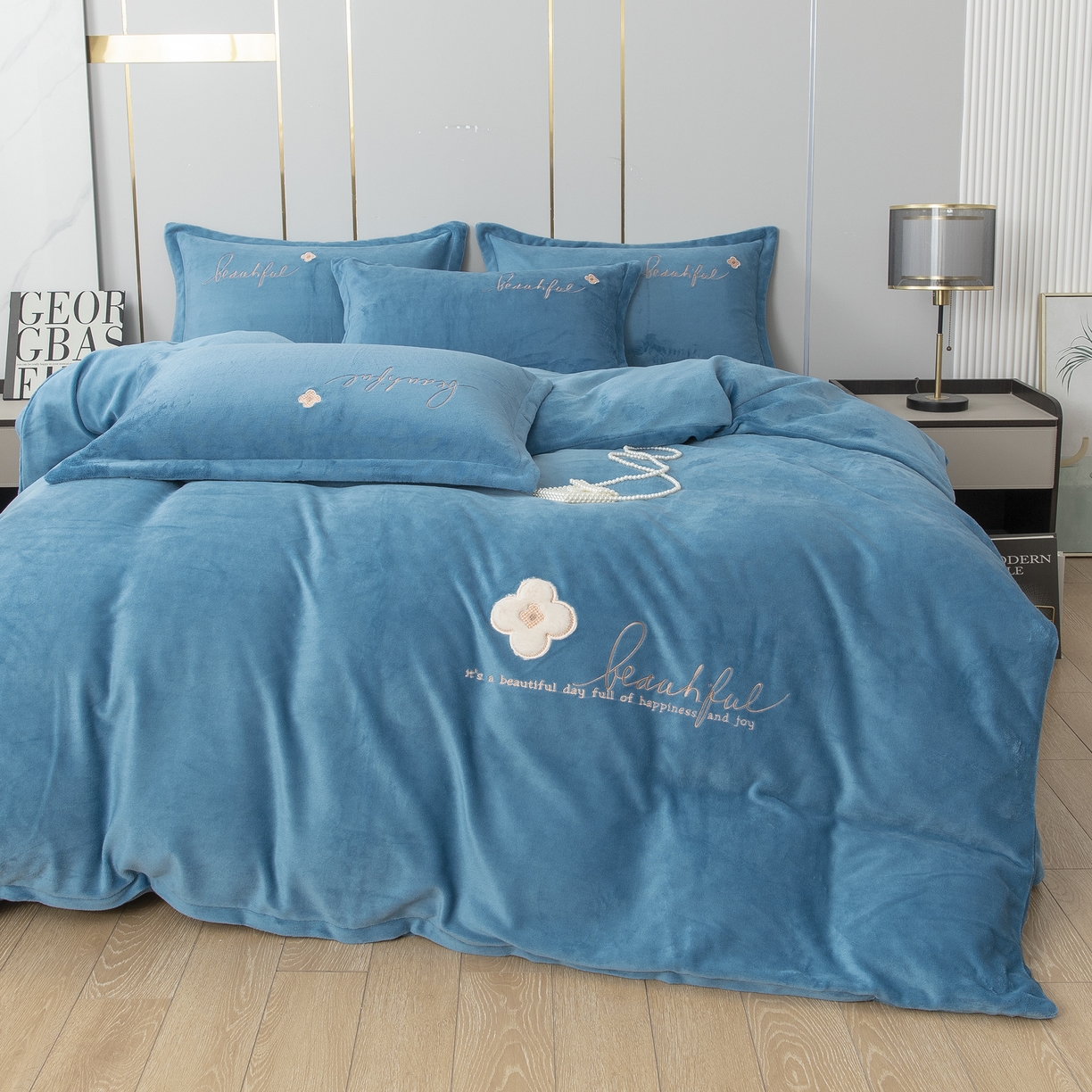 91家纺网 家纺一手货源 找家纺 贝尔 2025新款纯色高克重牛奶绒刺绣四件套-幸运草 幸运草-蓝色