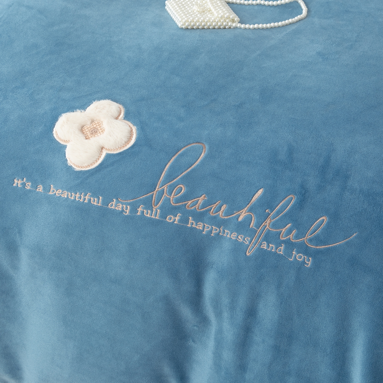 91家纺网 家纺一手货源 找家纺 贝尔 2025新款纯色高克重牛奶绒刺绣四件套-幸运草 幸运草-蓝色