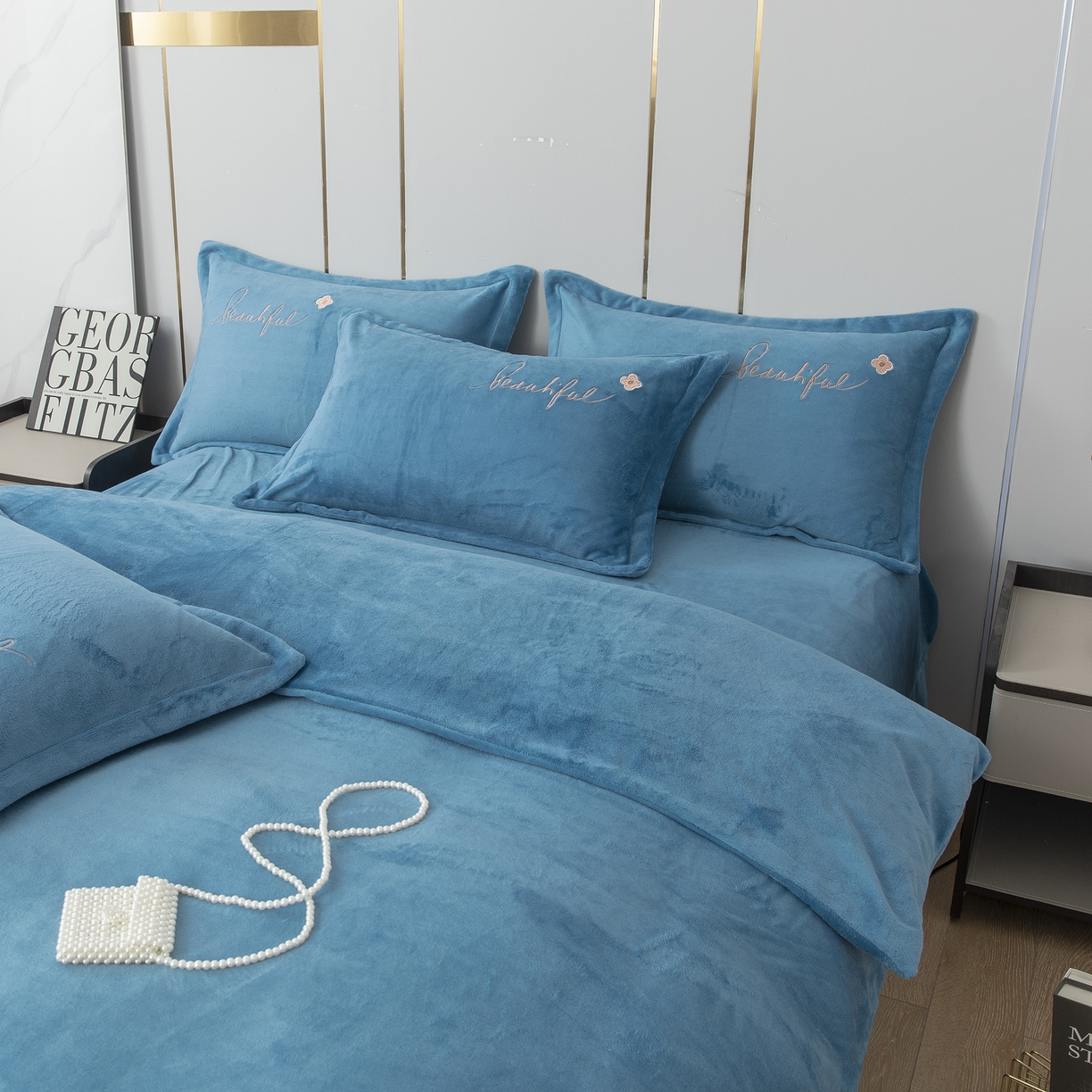 91家纺网 家纺一手货源 找家纺 贝尔 2025新款纯色高克重牛奶绒刺绣四件套-幸运草 幸运草-蓝色