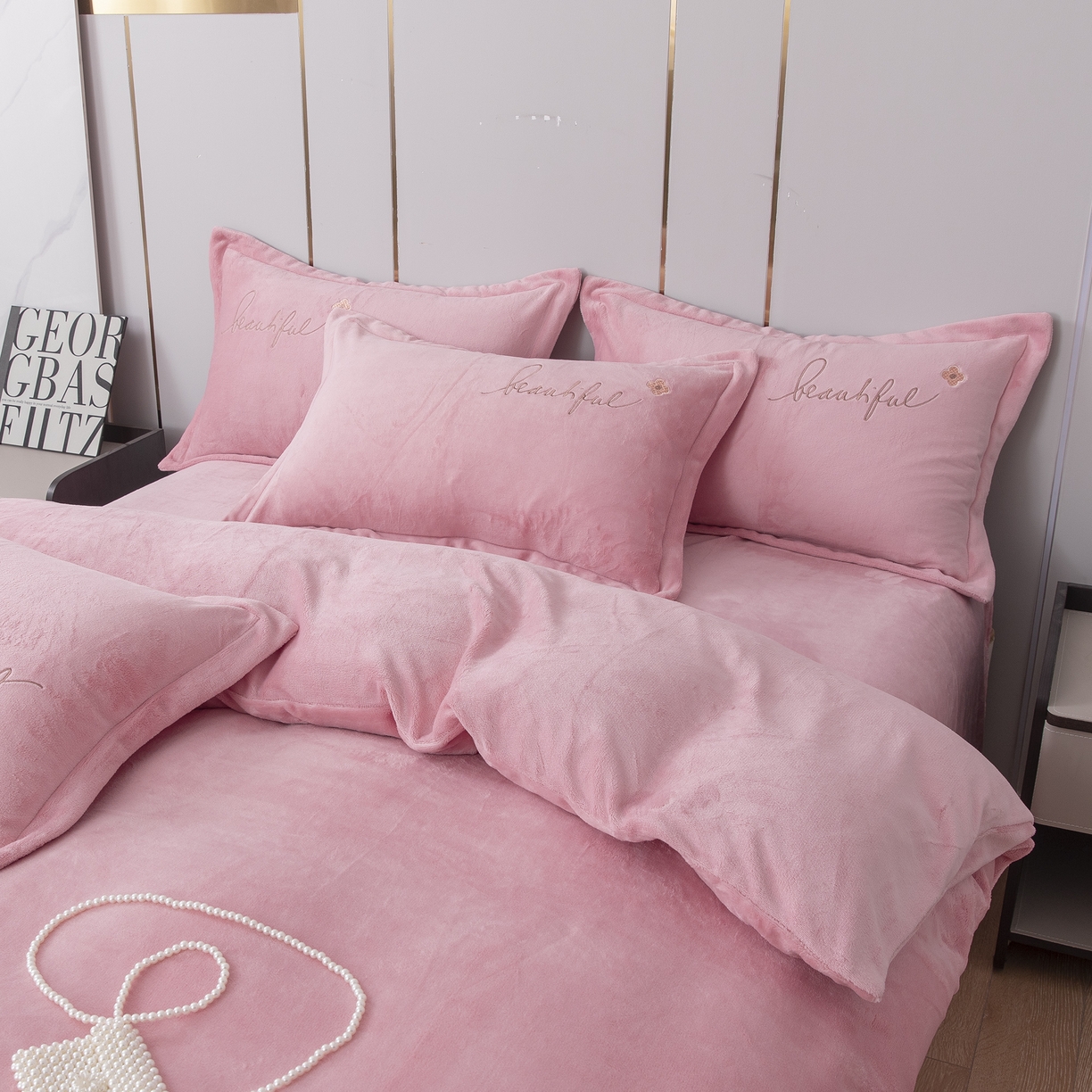 91家纺网 家纺一手货源 找家纺 贝尔 2025新款纯色高克重牛奶绒刺绣四件套-幸运草 幸运草-粉色