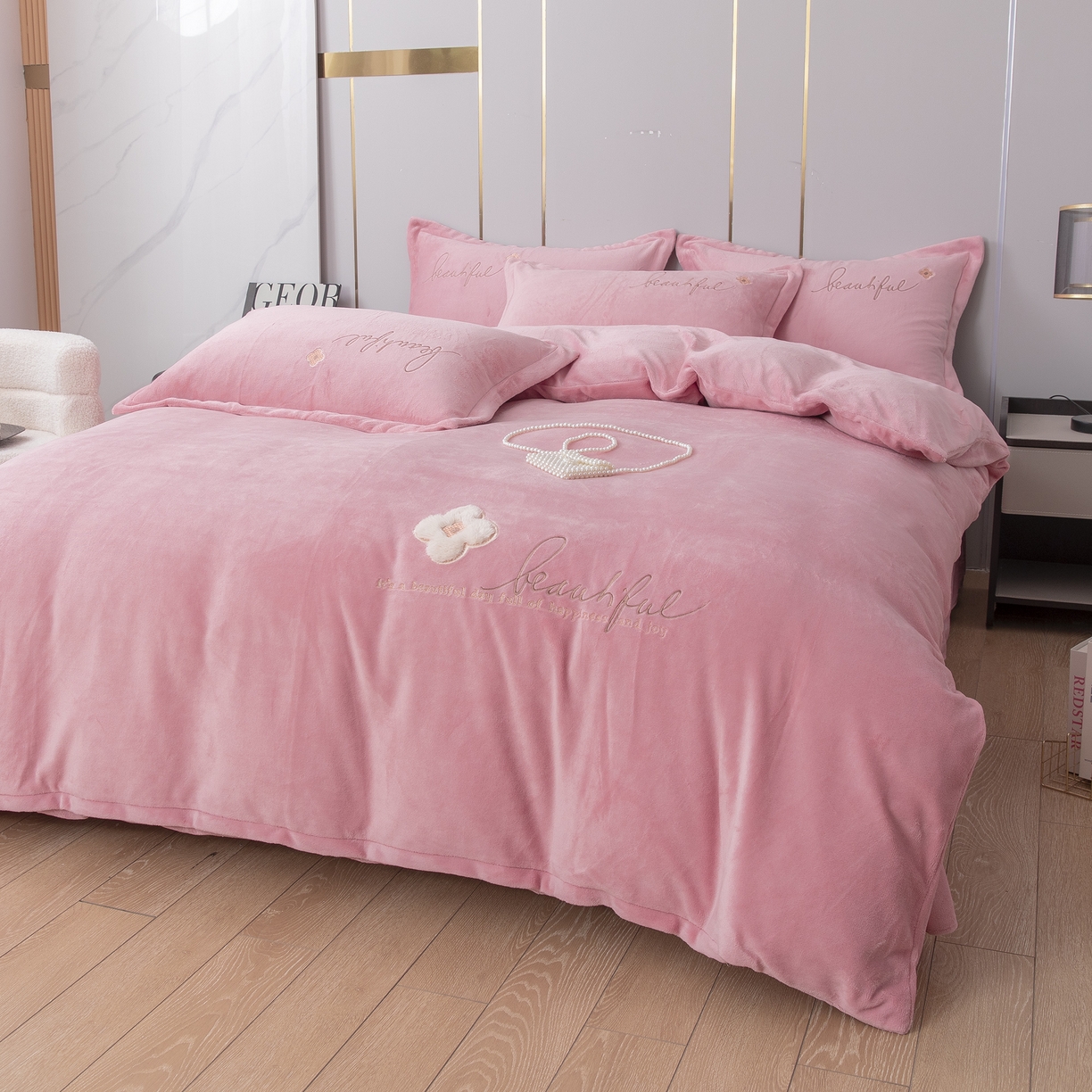 91家纺网 家纺一手货源 找家纺 贝尔 2025新款纯色高克重牛奶绒刺绣四件套-幸运草 幸运草-粉色