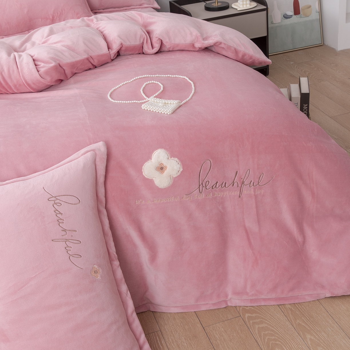 91家纺网 家纺一手货源 找家纺 贝尔 2025新款纯色高克重牛奶绒刺绣四件套-幸运草 幸运草-粉色