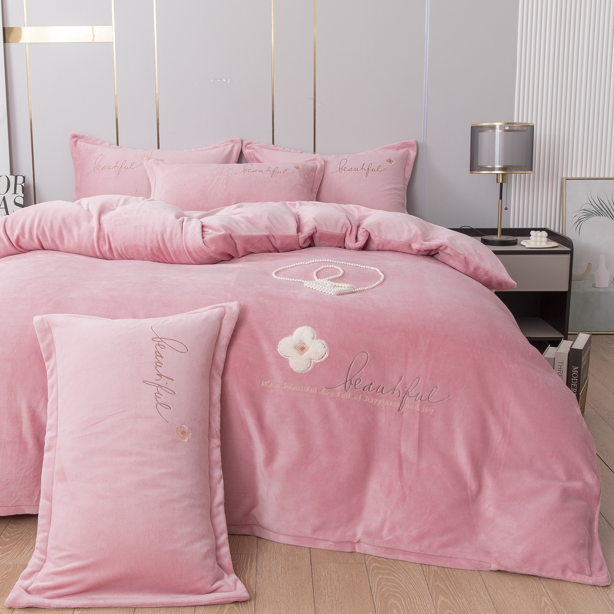 91家纺网 家纺一手货源 找家纺 贝尔 2025新款纯色高克重牛奶绒刺绣四件套-幸运草 幸运草-粉色