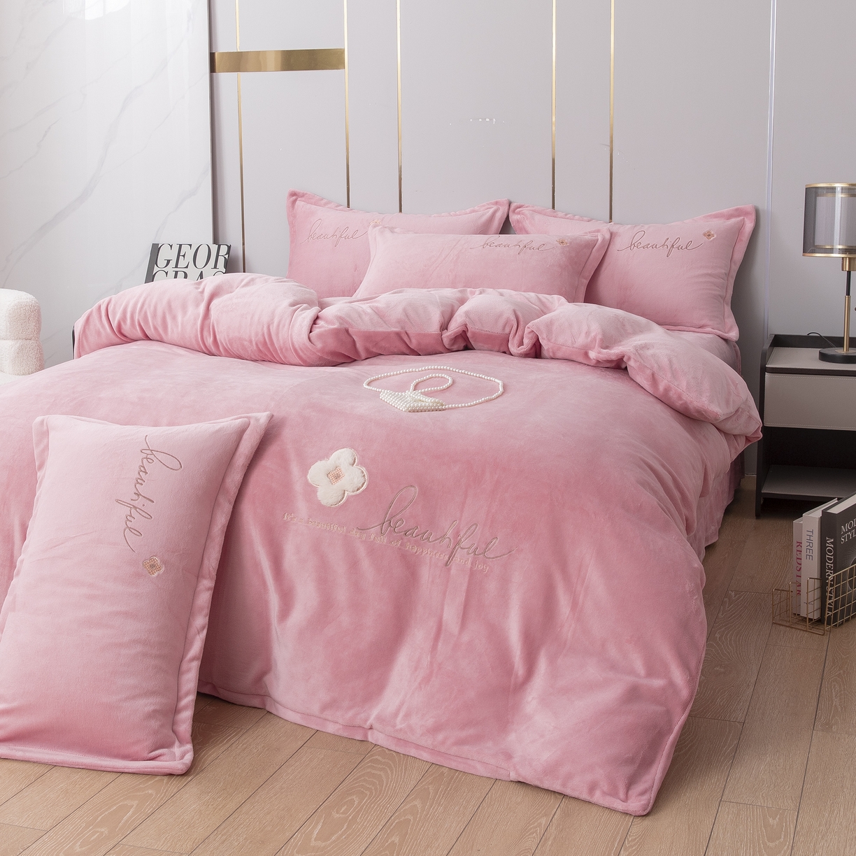 91家纺网 家纺一手货源 找家纺 贝尔 2025新款纯色高克重牛奶绒刺绣四件套-幸运草 幸运草-粉色