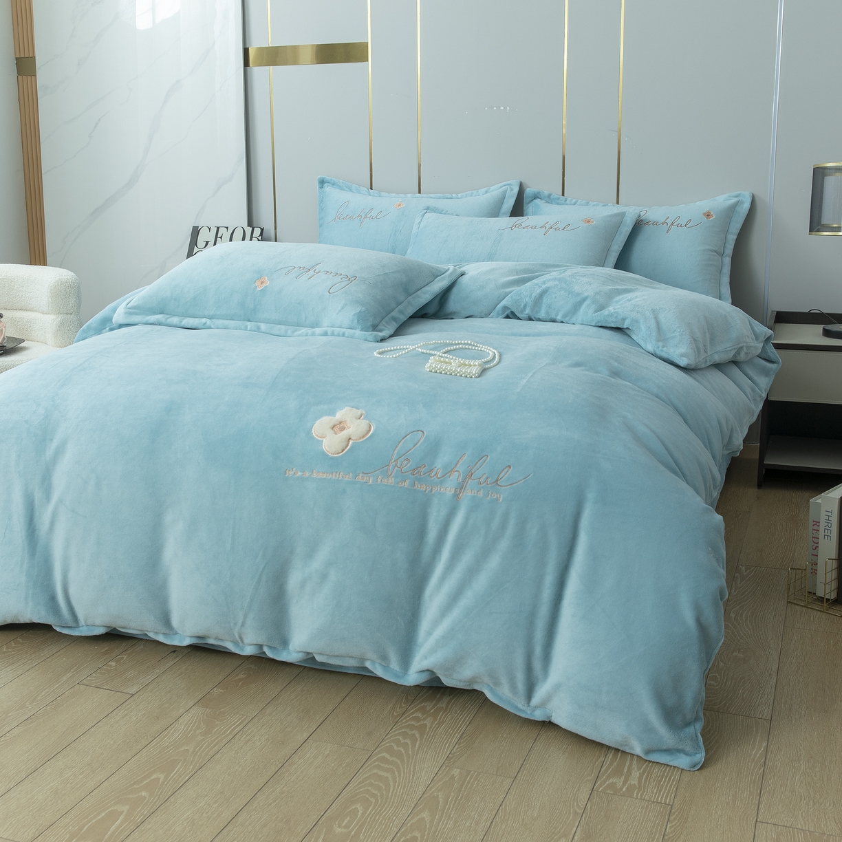 91家纺网 家纺一手货源 找家纺 贝尔 2025新款纯色高克重牛奶绒刺绣四件套-幸运草 幸运草-浅绿