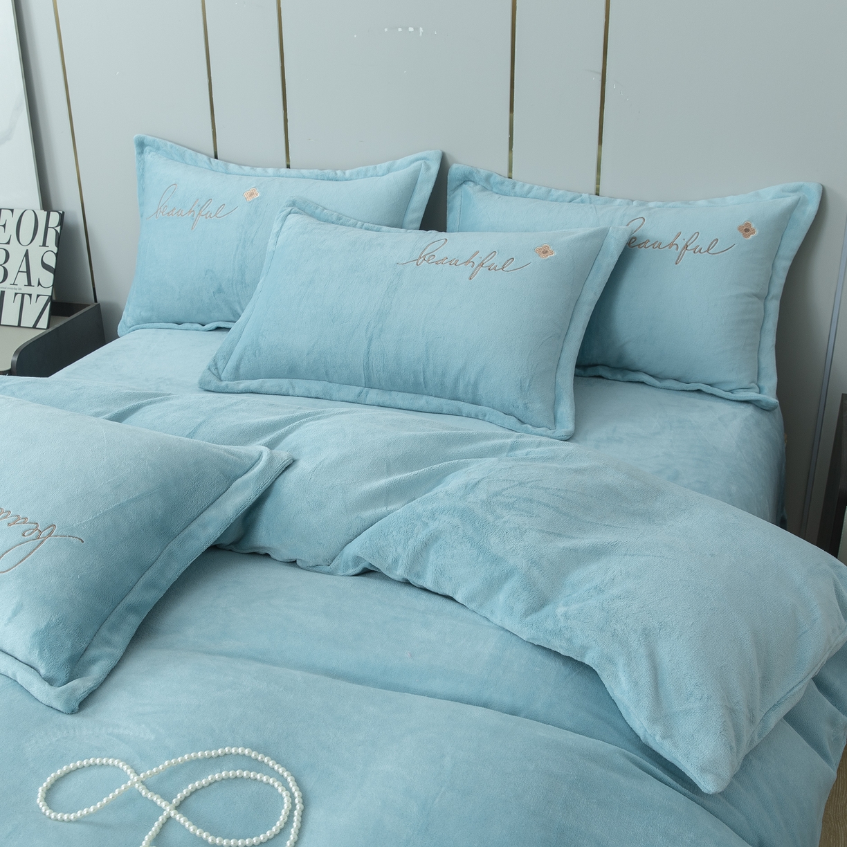 91家纺网 家纺一手货源 找家纺 贝尔 2025新款纯色高克重牛奶绒刺绣四件套-幸运草 幸运草-浅绿