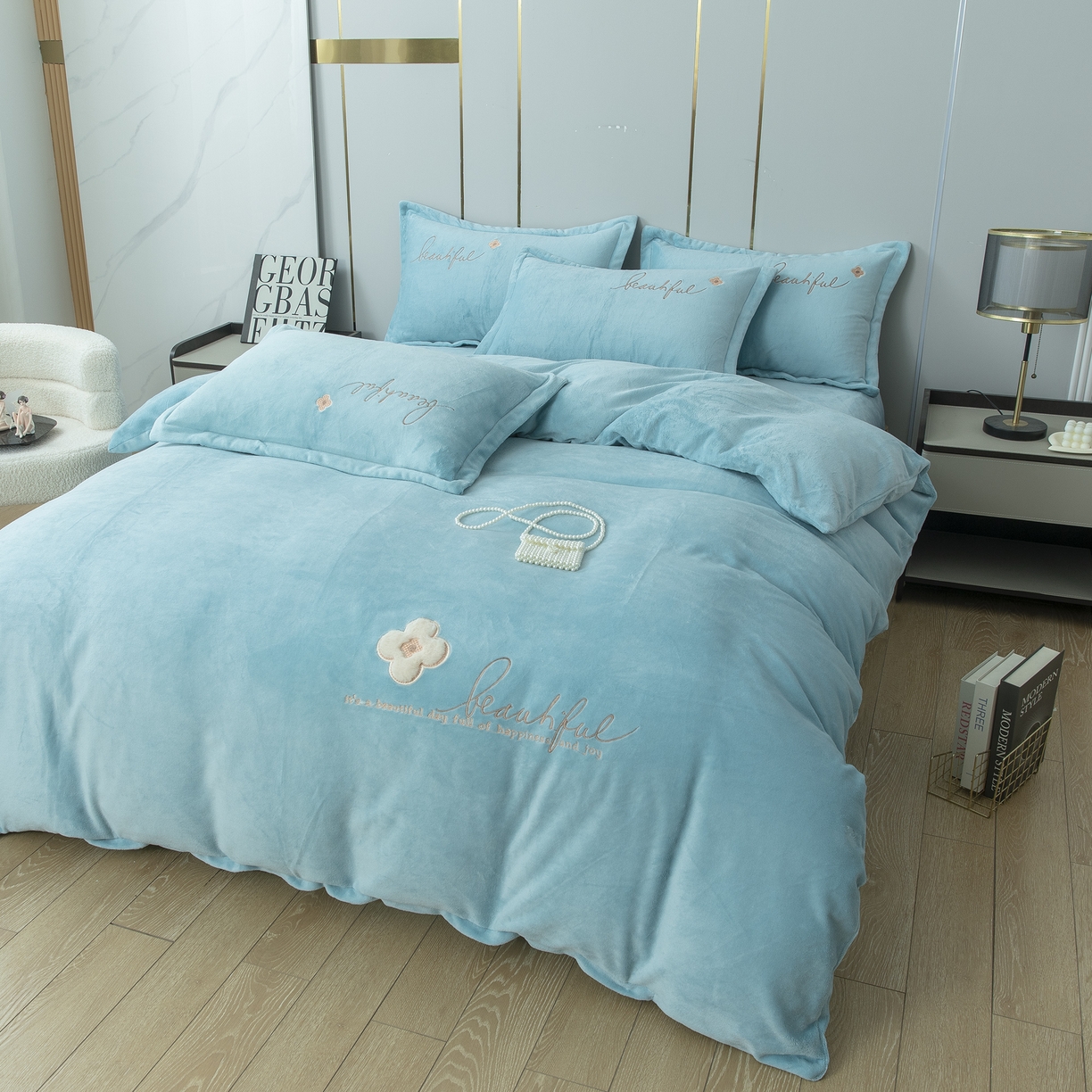 91家纺网 家纺一手货源 找家纺 贝尔 2025新款纯色高克重牛奶绒刺绣四件套-幸运草 幸运草-浅绿