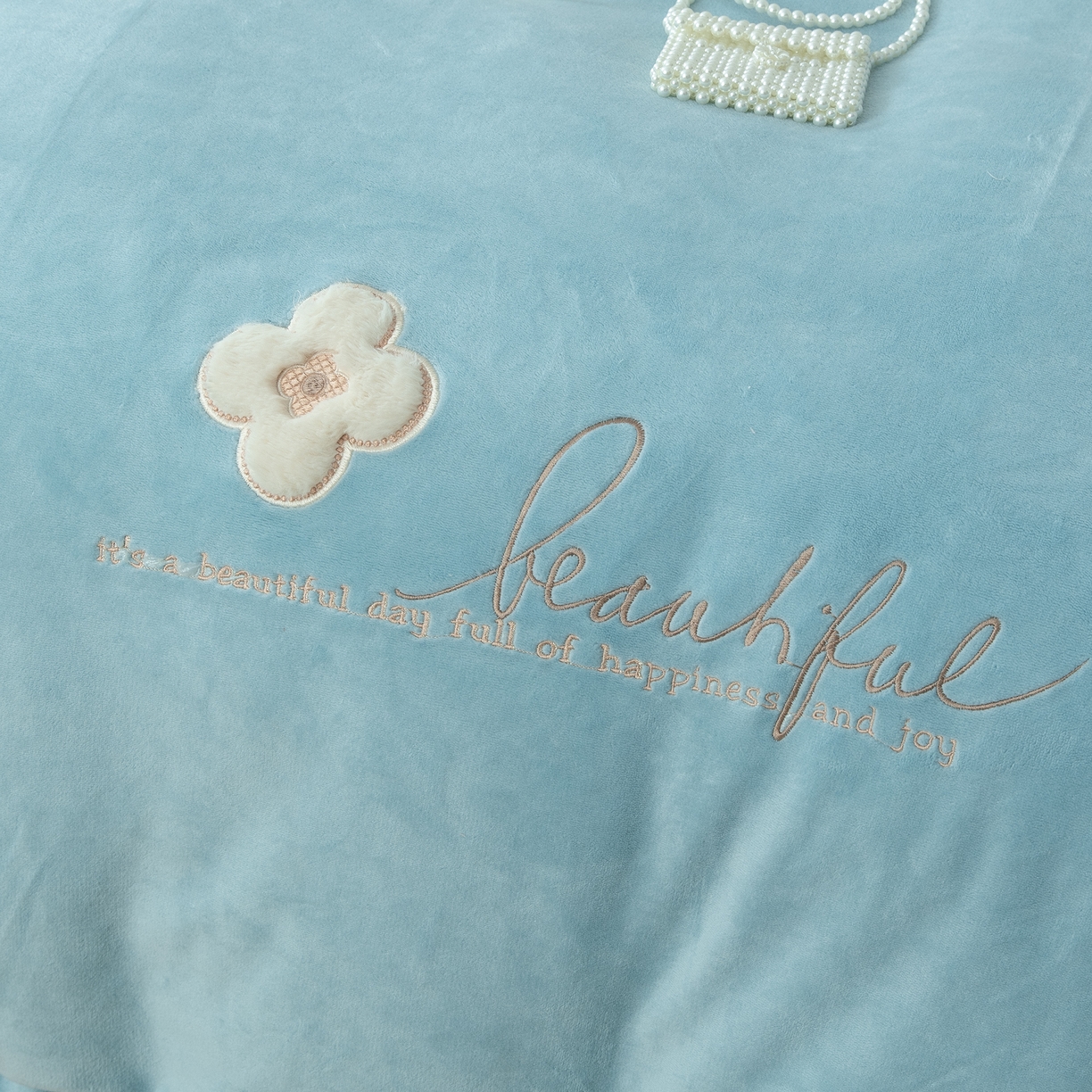 91家纺网 家纺一手货源 找家纺 贝尔 2025新款纯色高克重牛奶绒刺绣四件套-幸运草 幸运草-浅绿