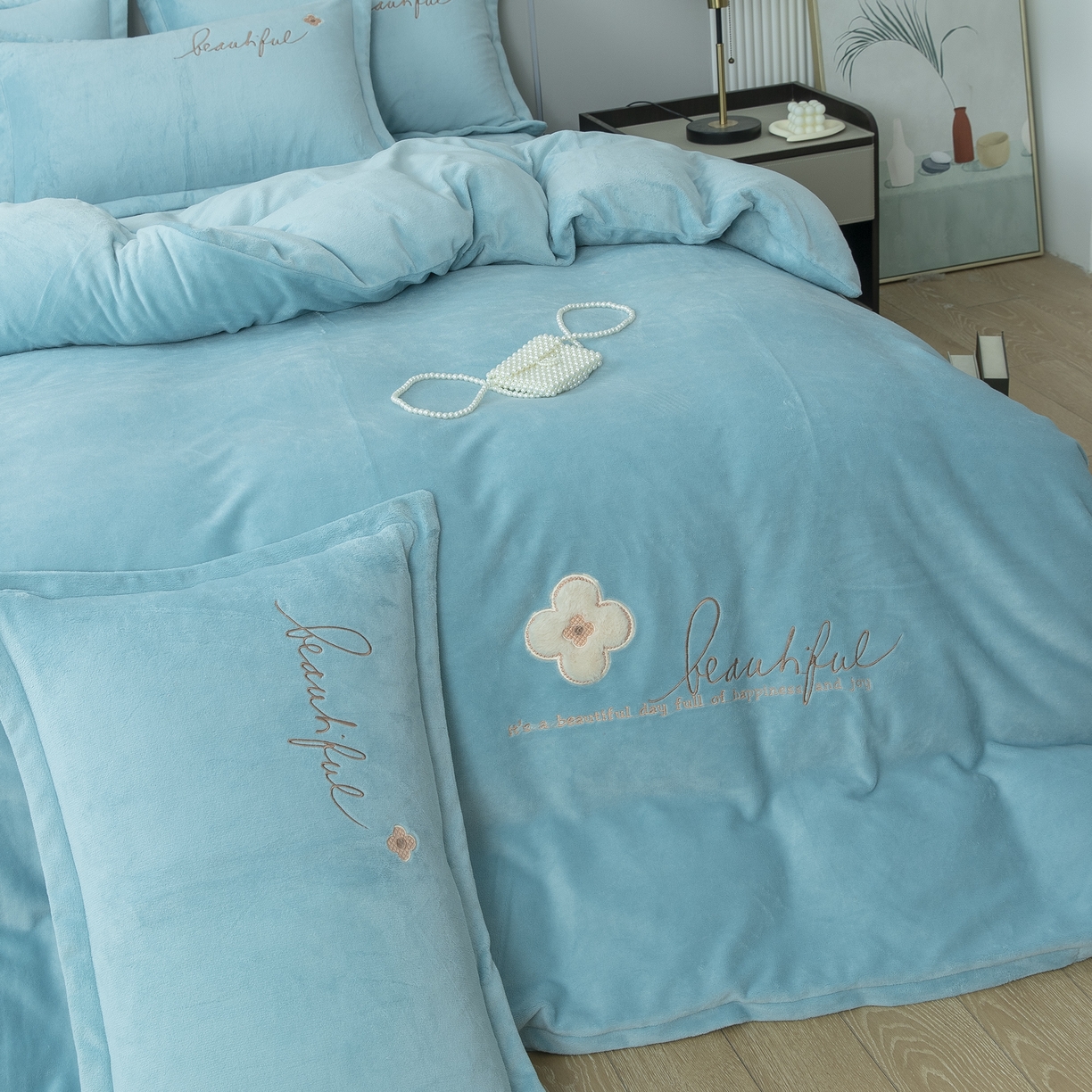 91家纺网 家纺一手货源 找家纺 贝尔 2025新款纯色高克重牛奶绒刺绣四件套-幸运草 幸运草-浅绿