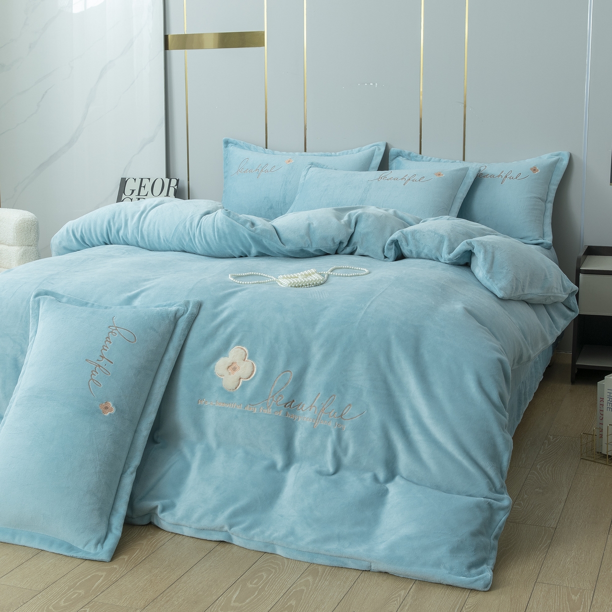 91家纺网 家纺一手货源 找家纺 贝尔 2025新款纯色高克重牛奶绒刺绣四件套-幸运草 幸运草-浅绿