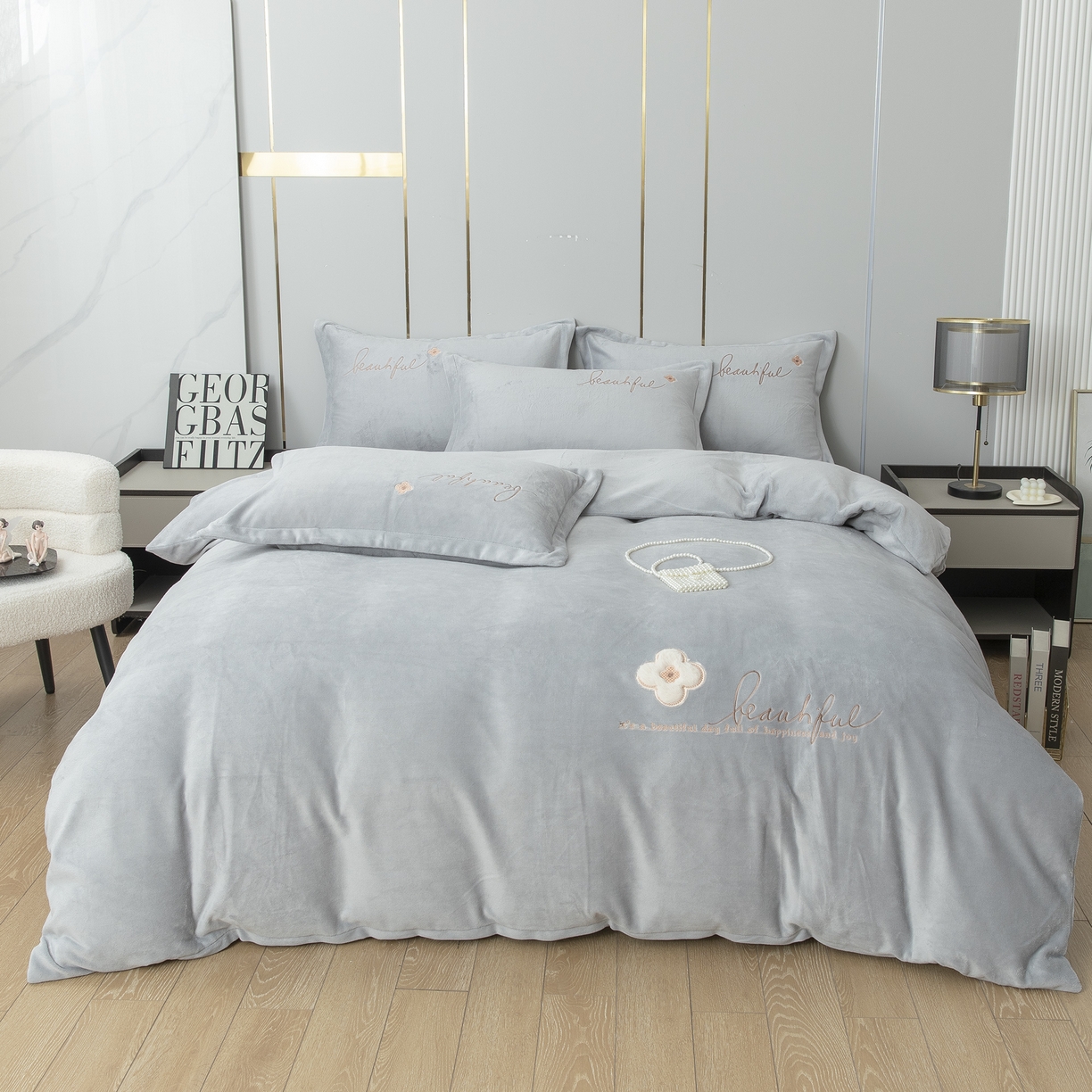 91家纺网 家纺一手货源 找家纺 贝尔 2025新款纯色高克重牛奶绒刺绣四件套-幸运草 幸运草-高级灰