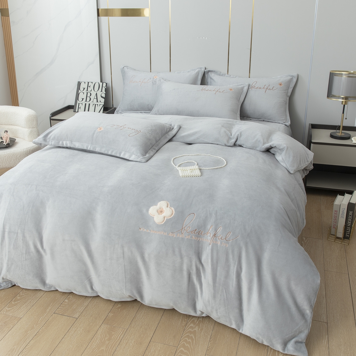 91家纺网 家纺一手货源 找家纺 贝尔 2025新款纯色高克重牛奶绒刺绣四件套-幸运草 幸运草-高级灰