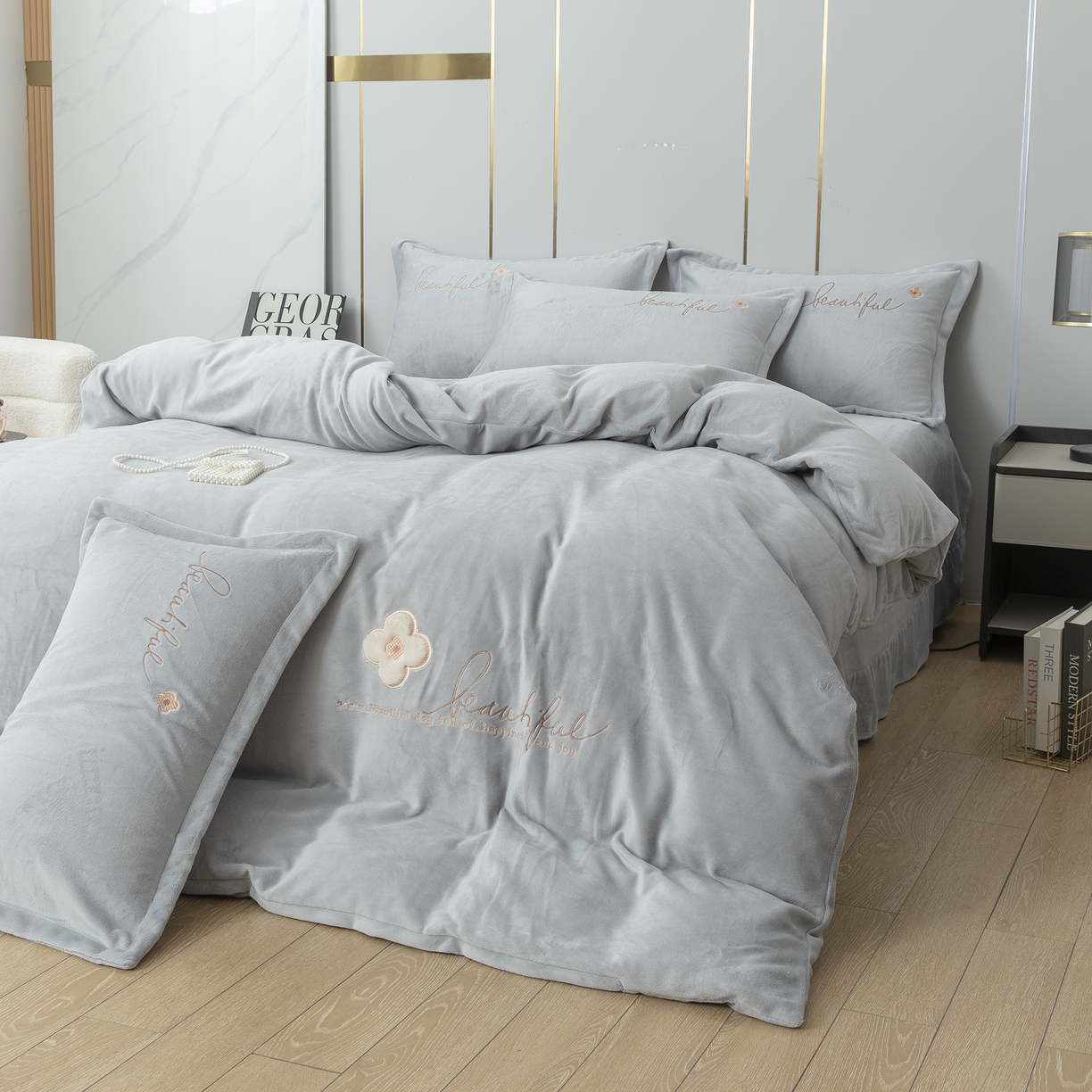 91家纺网 家纺一手货源 找家纺 贝尔 2025新款纯色高克重牛奶绒刺绣四件套-幸运草 幸运草-高级灰