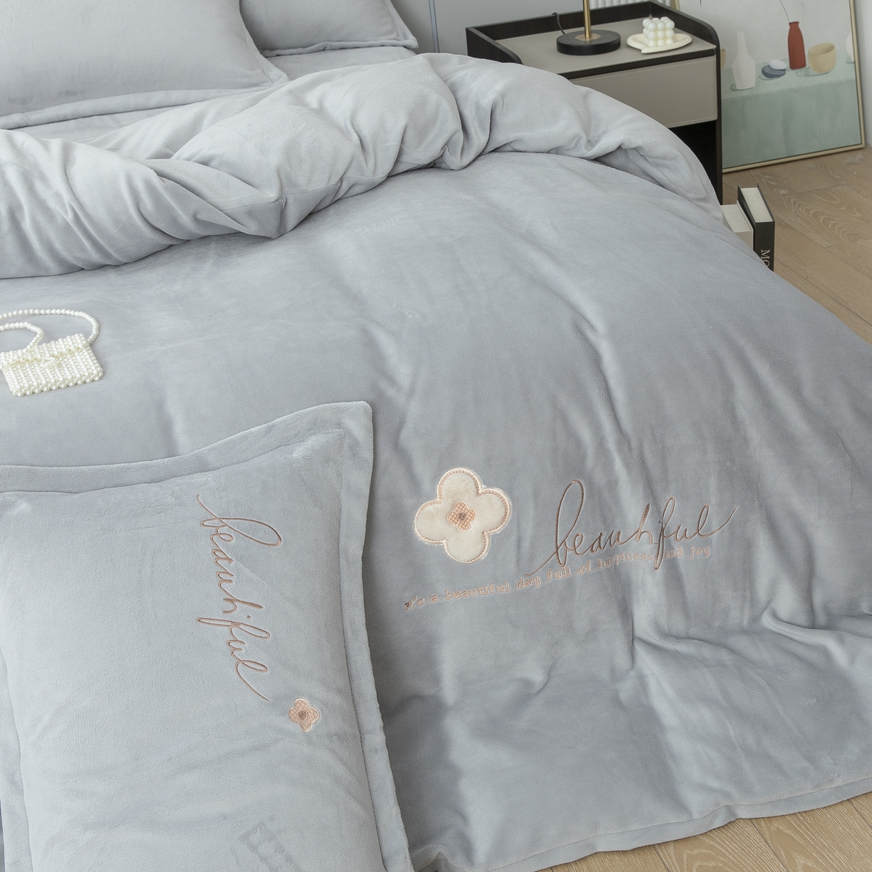 91家纺网 家纺一手货源 找家纺 贝尔 2025新款纯色高克重牛奶绒刺绣四件套-幸运草 幸运草-高级灰