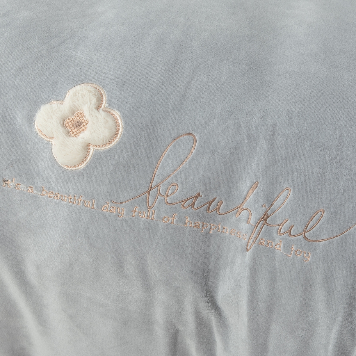 91家纺网 家纺一手货源 找家纺 贝尔 2025新款纯色高克重牛奶绒刺绣四件套-幸运草 幸运草-高级灰