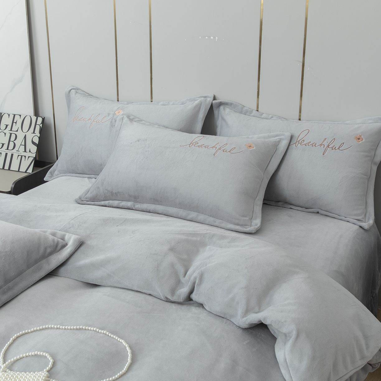 91家纺网 家纺一手货源 找家纺 贝尔 2025新款纯色高克重牛奶绒刺绣四件套-幸运草 幸运草-高级灰