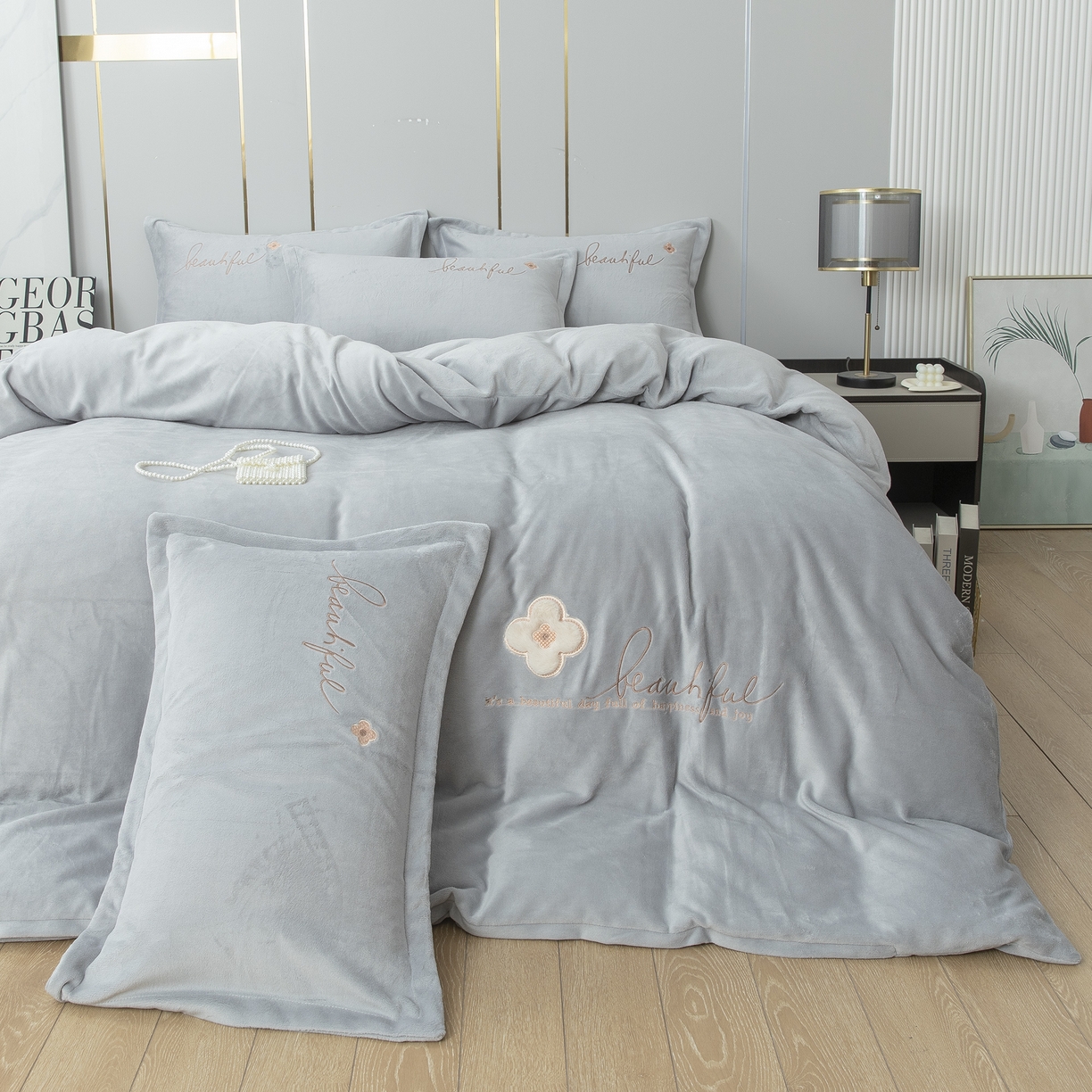 91家纺网 家纺一手货源 找家纺 贝尔 2025新款纯色高克重牛奶绒刺绣四件套-幸运草 幸运草-高级灰