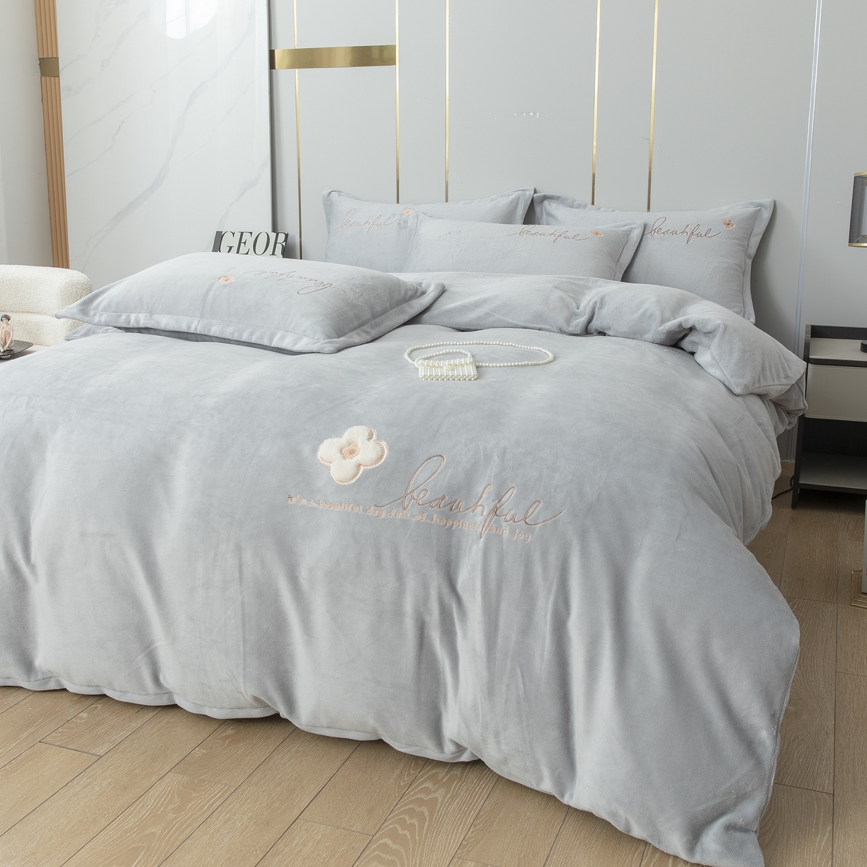 91家纺网 家纺一手货源 找家纺 贝尔 2025新款纯色高克重牛奶绒刺绣四件套-幸运草 幸运草-高级灰