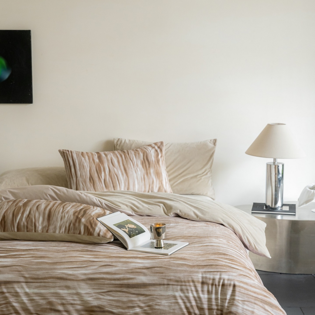 91家纺网 家纺一手货源 找家纺 ONE TWO ONE 121 2025新款轻奢新法式德芙绒宝宝绒婴儿绒短毛绒牛奶绒四件套床单被套-波光莎娜 波光莎娜-咖