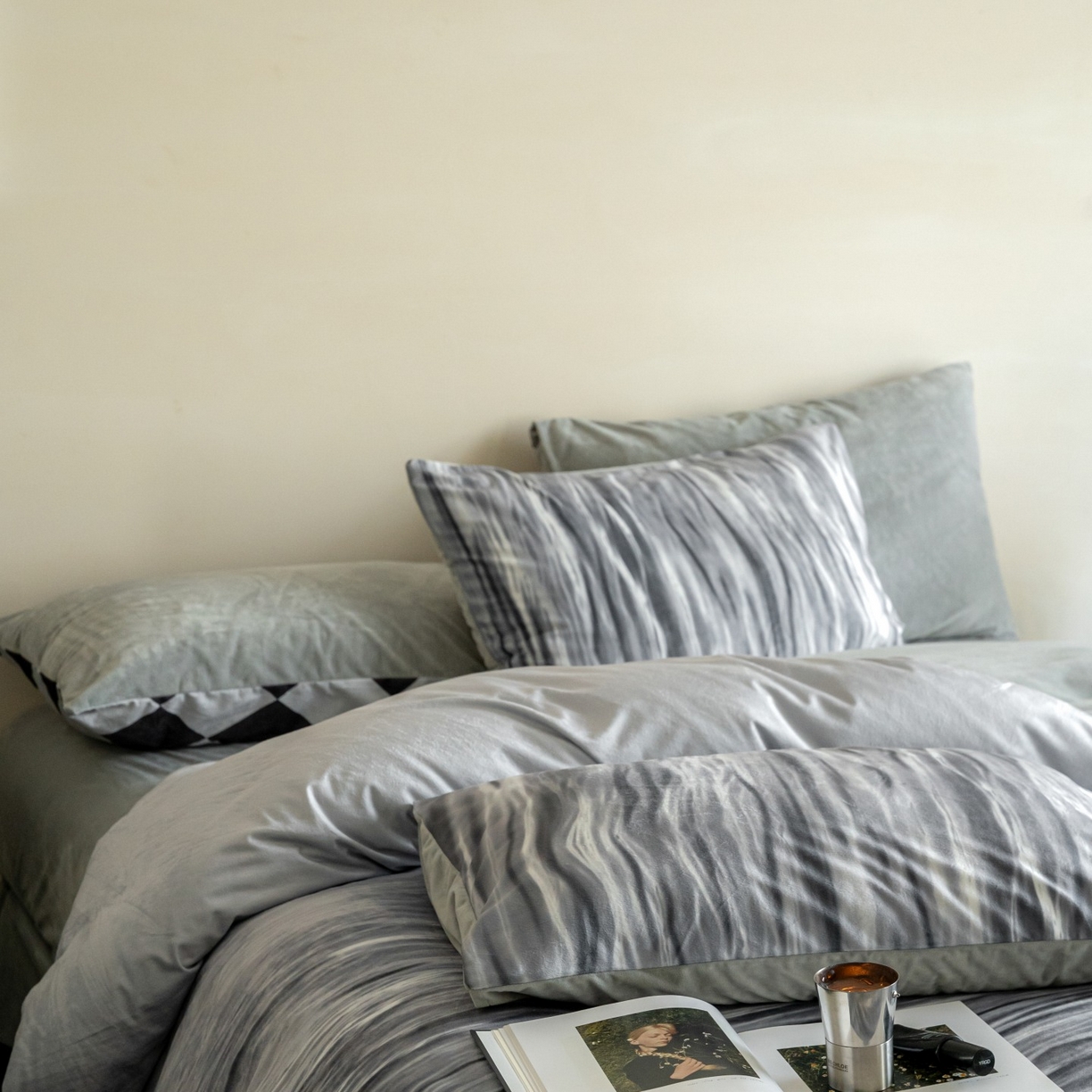 91家纺网 家纺一手货源 找家纺 ONE TWO ONE 121 2025新款轻奢新法式德芙绒宝宝绒婴儿绒短毛绒牛奶绒四件套床单被套-波光莎娜 波光莎娜-灰