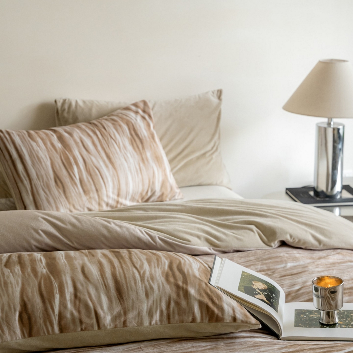 91家纺网 家纺一手货源 找家纺 ONE TWO ONE 121 2025新款轻奢新法式德芙绒宝宝绒婴儿绒短毛绒牛奶绒四件套床单被套-波光莎娜 波光莎娜-咖