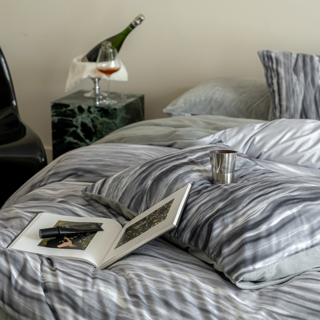 91家纺网 家纺一手货源 找家纺 ONE TWO ONE 121 2025新款轻奢新法式德芙绒宝宝绒婴儿绒短毛绒牛奶绒四件套床单被套-波光莎娜 波光莎娜-灰